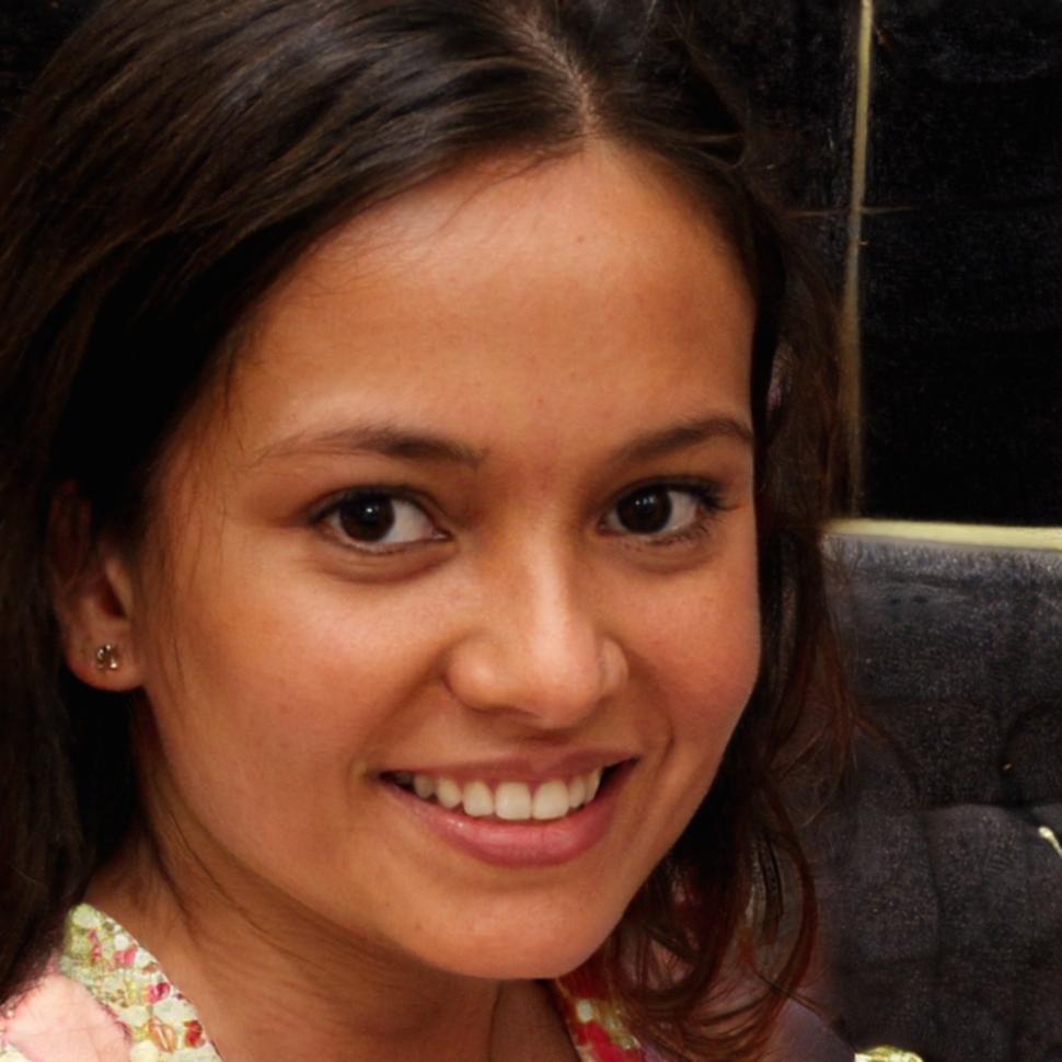 Portrait of Líadan Caoimhe, financial educator specializing in investment trends